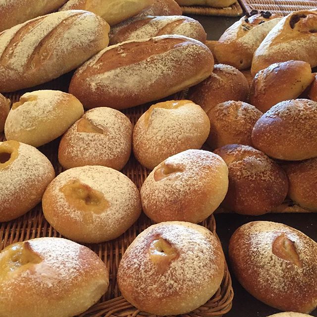 〈番外編〉…今日はいつもお店でパンを使わせて頂いている#アペリラ さんに、パンを受け取りに。4日と5日京都伊勢丹のパンフェスタに参加されているそうで、お店は焼きたてのパンで….幸せな風景なので撮らせて頂きました！#アペリラ#幸せに見えるものは#本当はたいへんなことで#なりたっていて#だからきっと幸せにみえること